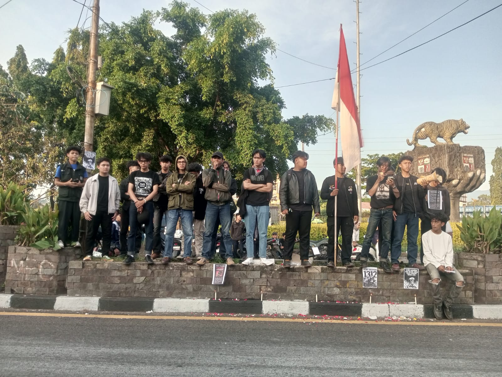 KM FISIP Unida Bogor Solid Bersama Rakyat: "Hentikan Kekerasan, Tegakkan Keadilan” KM FISIP Unida Bogor Solid Bersama Rakyat: "Hentikan Kekerasan, Tegakkan Keadilan”