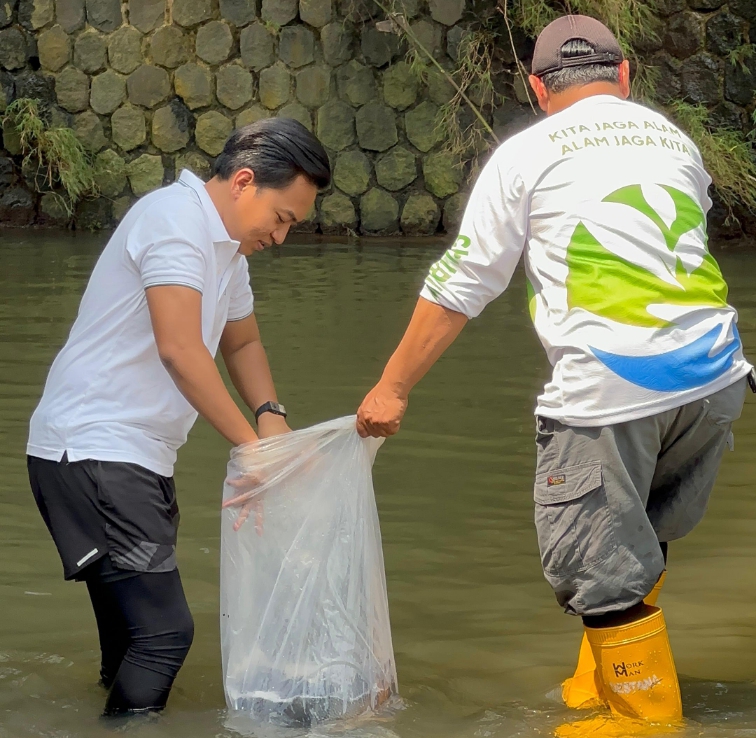 Ketua Umum IPJ Ikut Tebar Benih Ikan dan Mancing Bareng di Sungai Cigamea