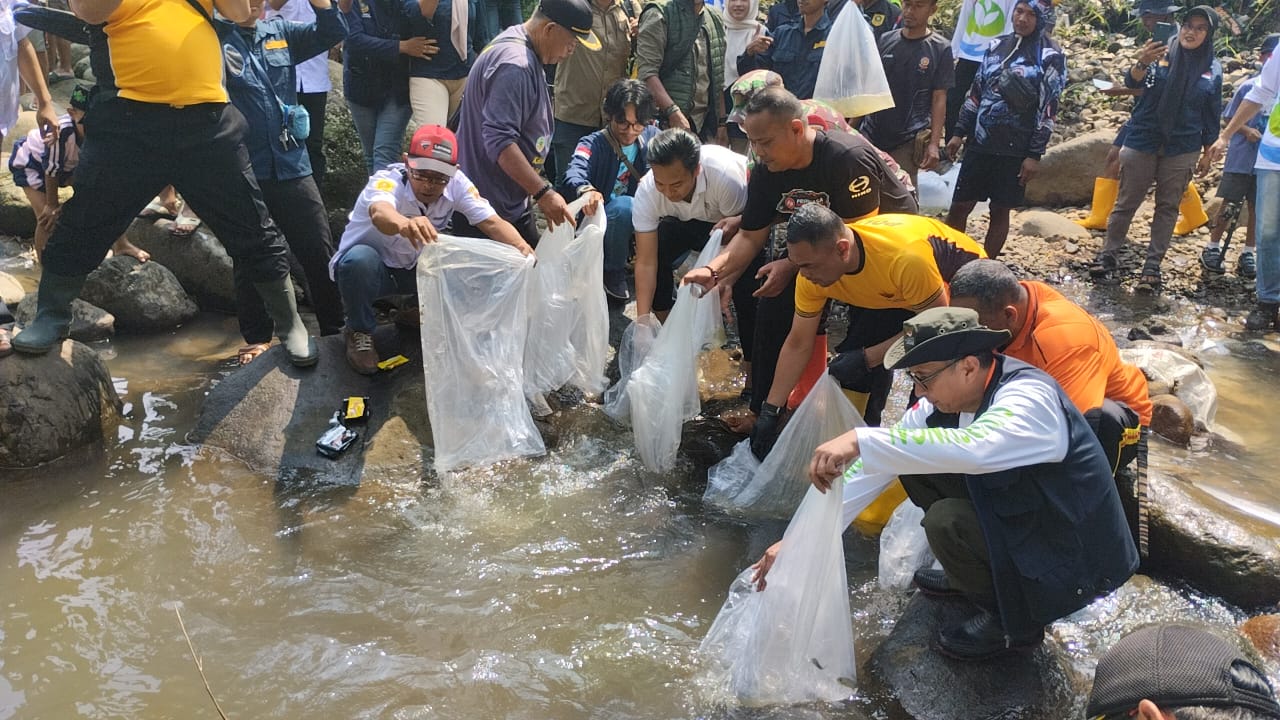 Camat Pamijahan Apresiasi Tebar 10 Ribu Benih Ikan di Sungai Cigamea
