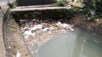 Sampah Tetap Menumpuk di Irigasi Susukan Kompeni, Plang Larangan Hanya Jadi Pajangan