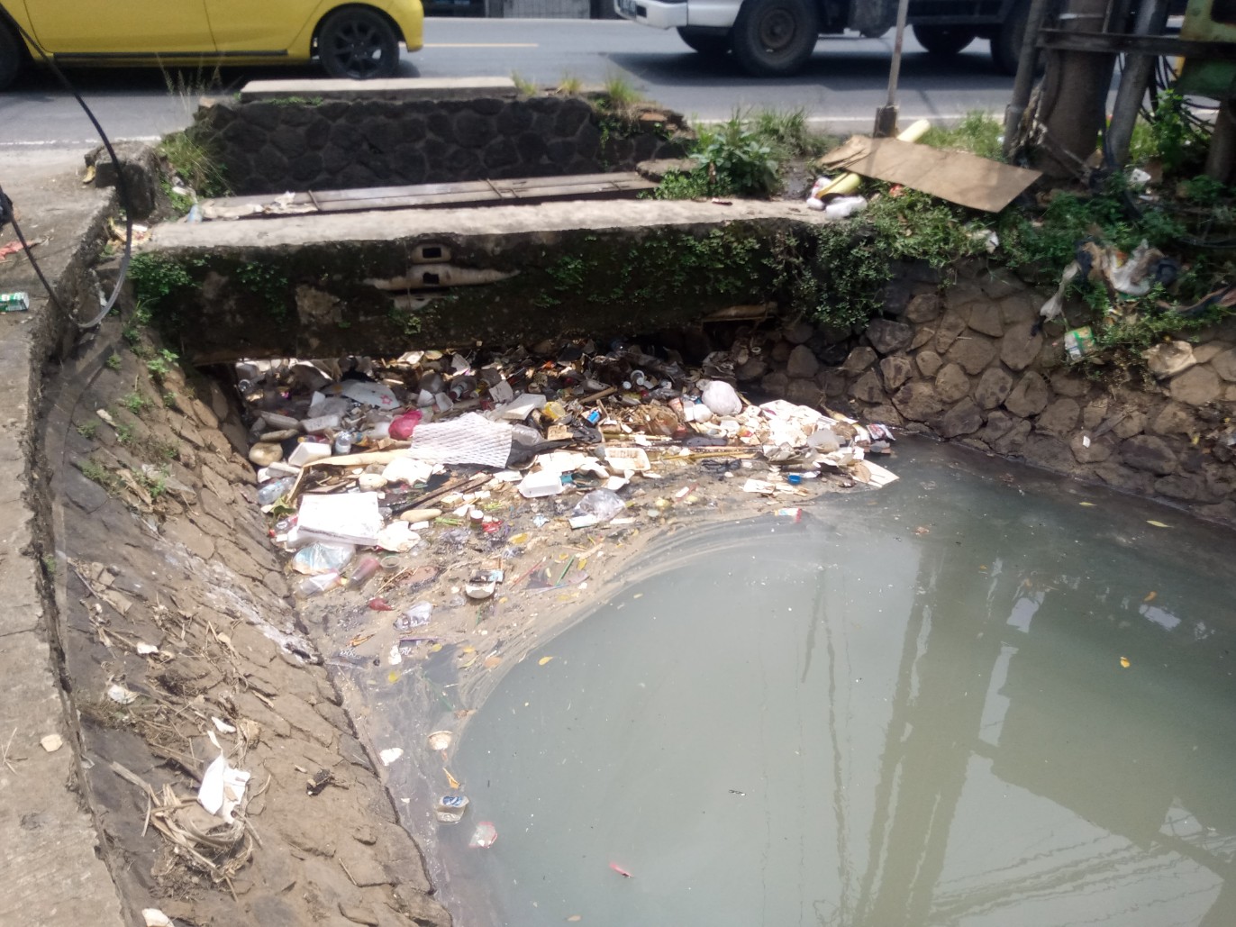 Sampah Tetap Menumpuk di Irigasi Susukan Kompeni, Plang Larangan Hanya Jadi Pajangan