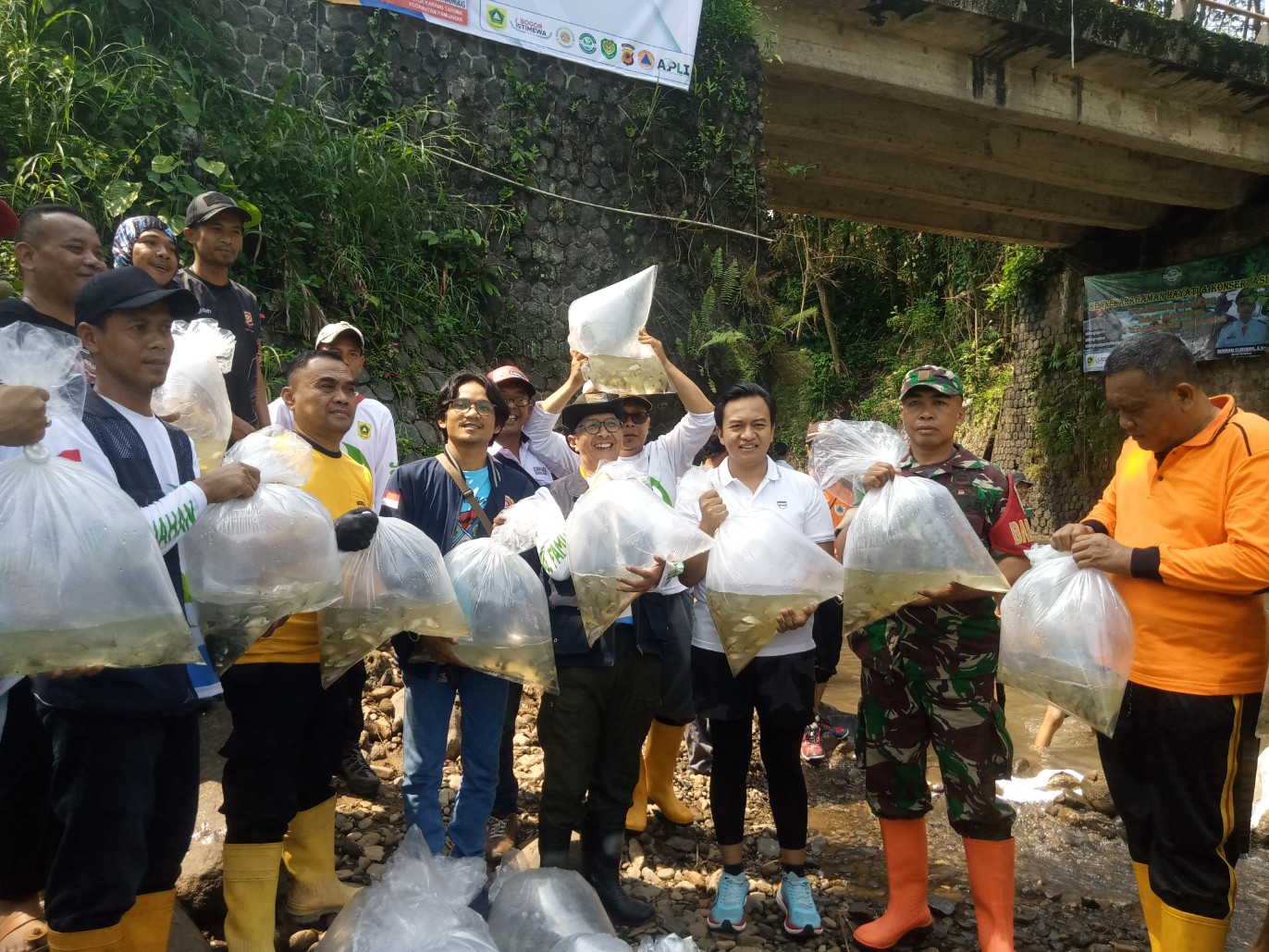 Resus Pamijahan dan Karang Taruna Gelar Tebar Benih Ikan di Sungai Cigamea Resus Pamijahan dan Karang Taruna Gelar Tebar Benih Ikan di Sungai Cigamea