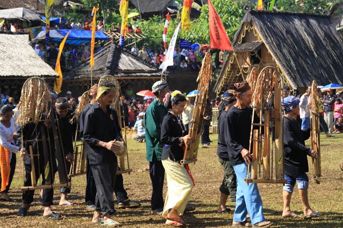 Nasionalisme & Wawasan Kebangsaan: Masyarakat Adat di Ujung Senja