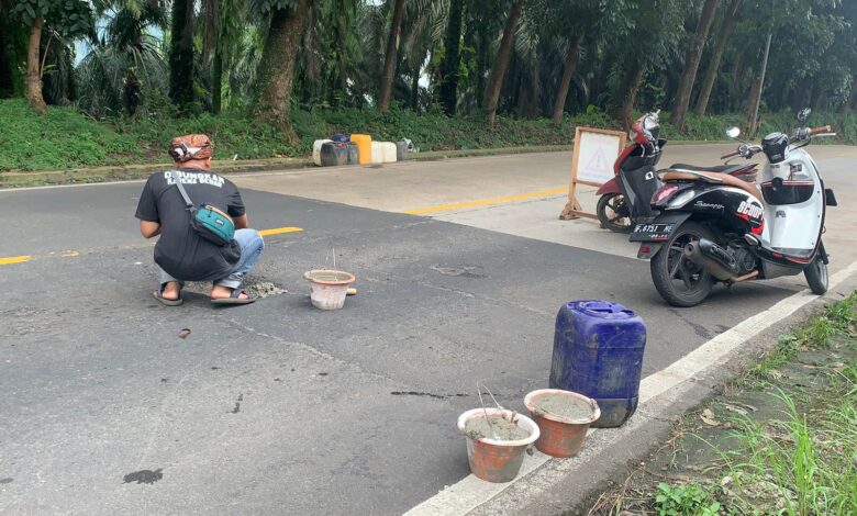 Negara Dinilai Lalai, Pemuda Bogor Barat Turun Tangan Perbaiki Jalan Nasional Berlubang