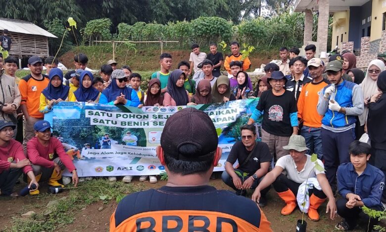 Pemdes Pamijahan Gaungkan Gerakan Cinta Lingkungan Lewat Penanaman Pohon dan Evakuasi Sampah