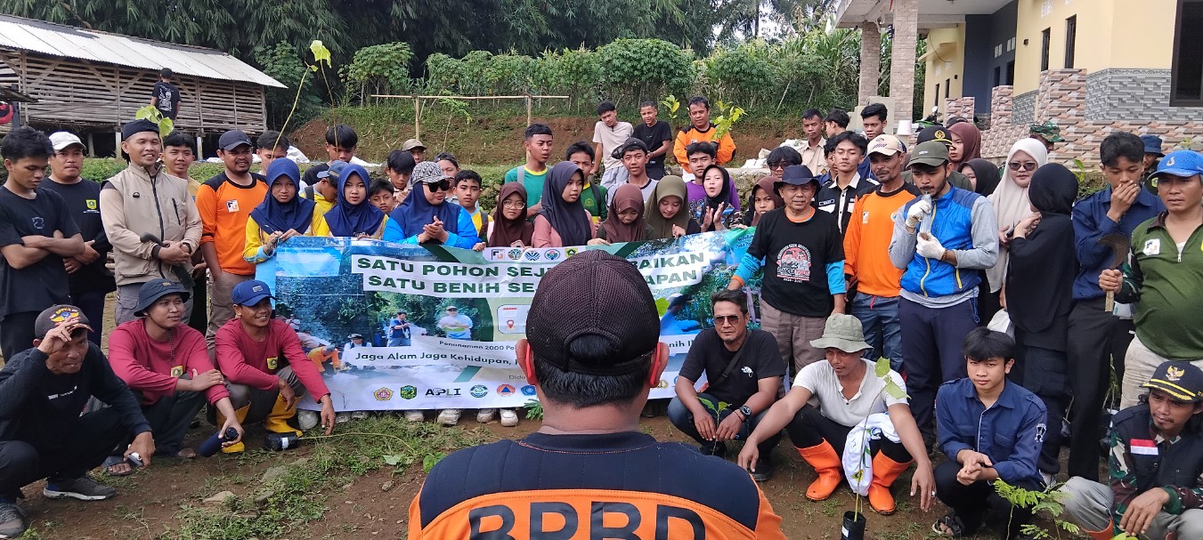 Pemdes Pamijahan Gaungkan Gerakan Cinta Lingkungan Lewat Penanaman Pohon dan Evakuasi Sampah