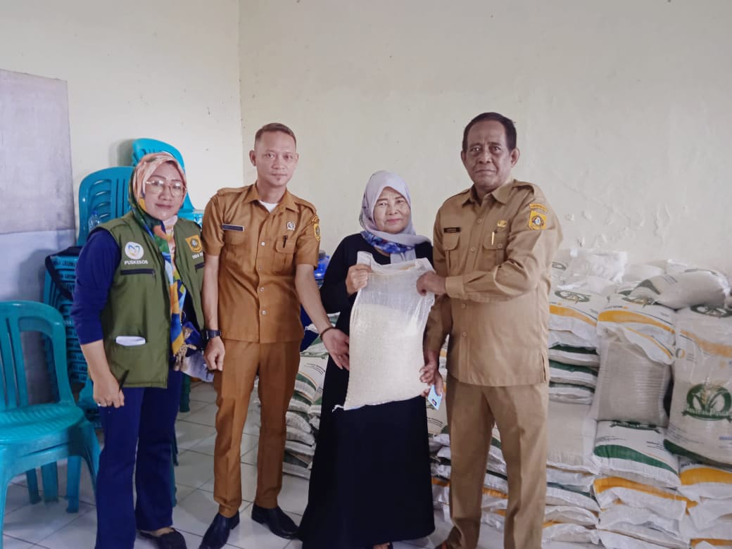 Kades Leuwimekar May Sumarno Apresiasi Pembagian Bansos di Kantor Desa Kades Leuwimekar May Sumarno Apresiasi Pembagian Bansos di Kantor Desa