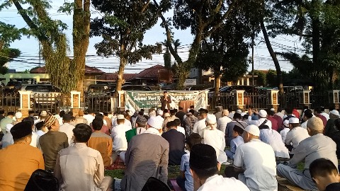 Warga Padati Alun-Alun Leuwiliang untuk Melaksanakan Shalat Iduladha 1444 H