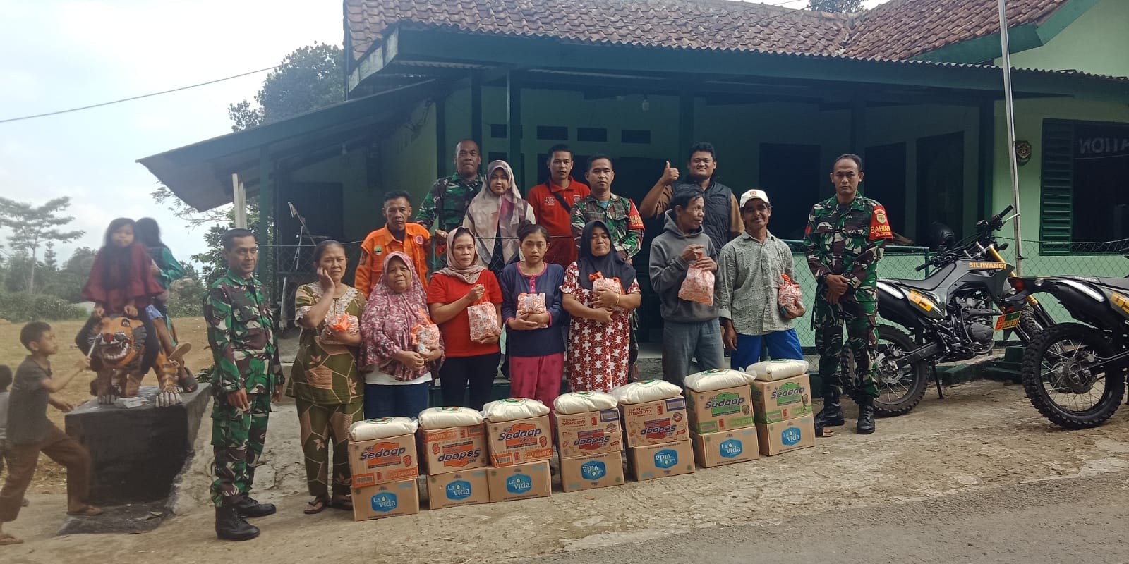 Peduli Korban Ambruk Lapang Cijagung Posramil Kadudampit dan PSM Kadudampit Berikan Sembako