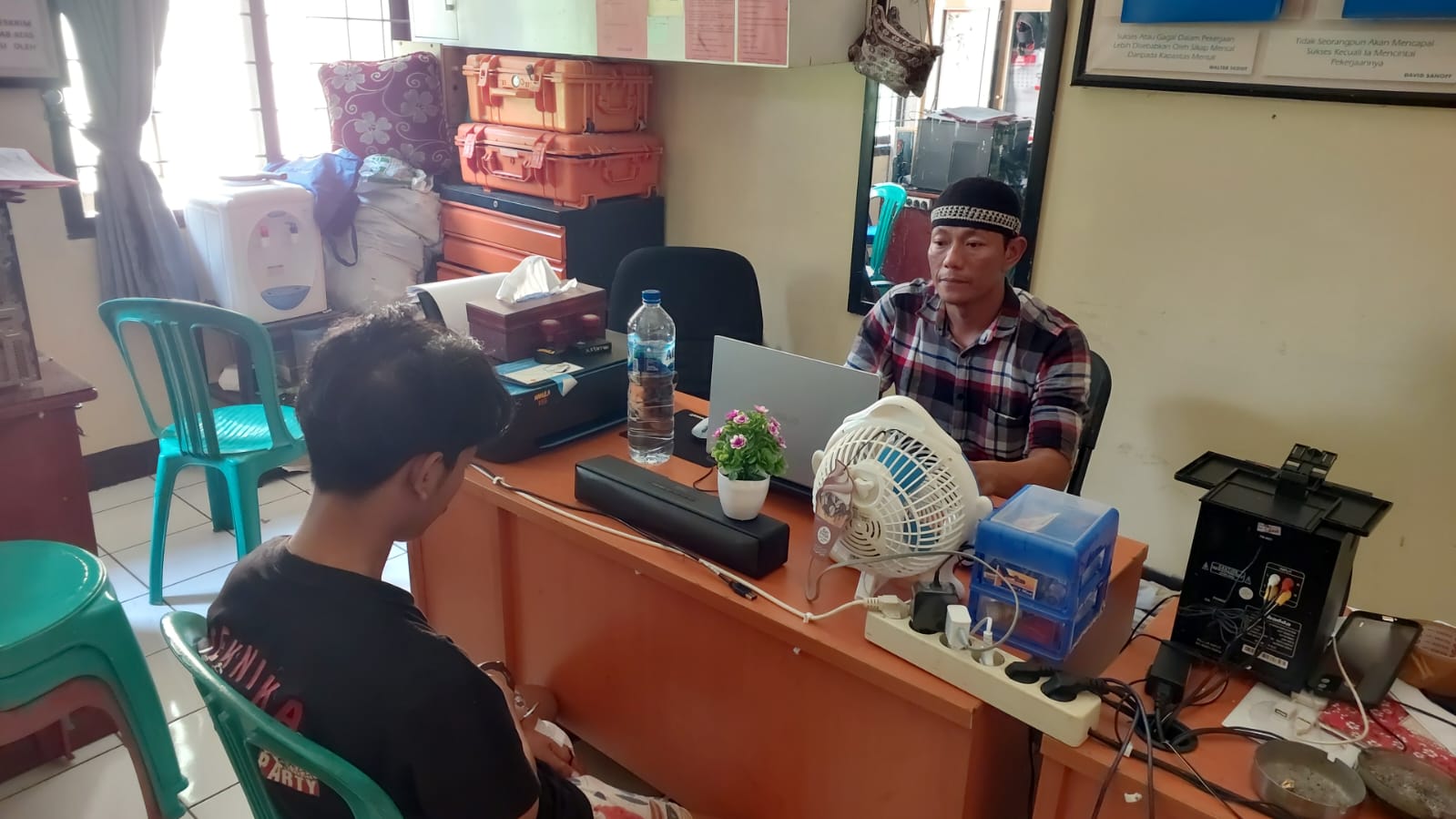 Polsek Warudoyong Kota Sukabumi Di Bantu Warga Amankan Terduga Pelaku Pembacok Warga