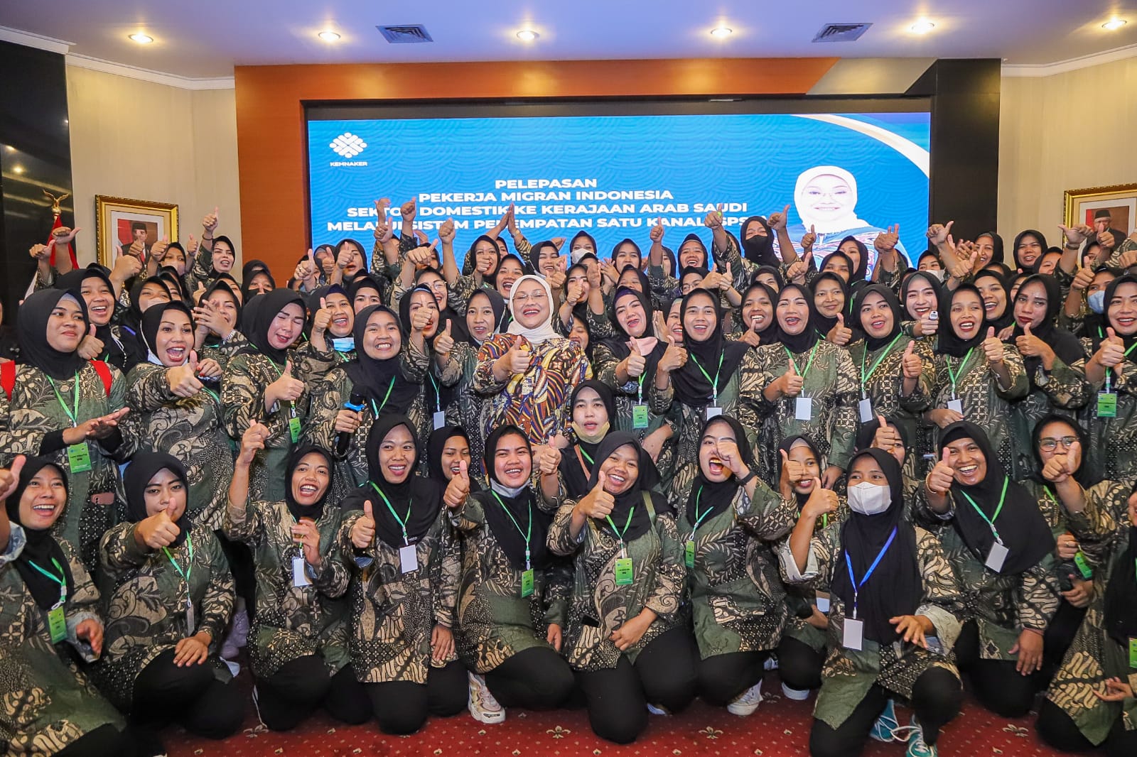 Menaker Lepas 100 Pekerja Migran Program SPSK ke Arab Saudi Menaker Lepas 100 Pekerja Migran Program SPSK ke Arab Saudi