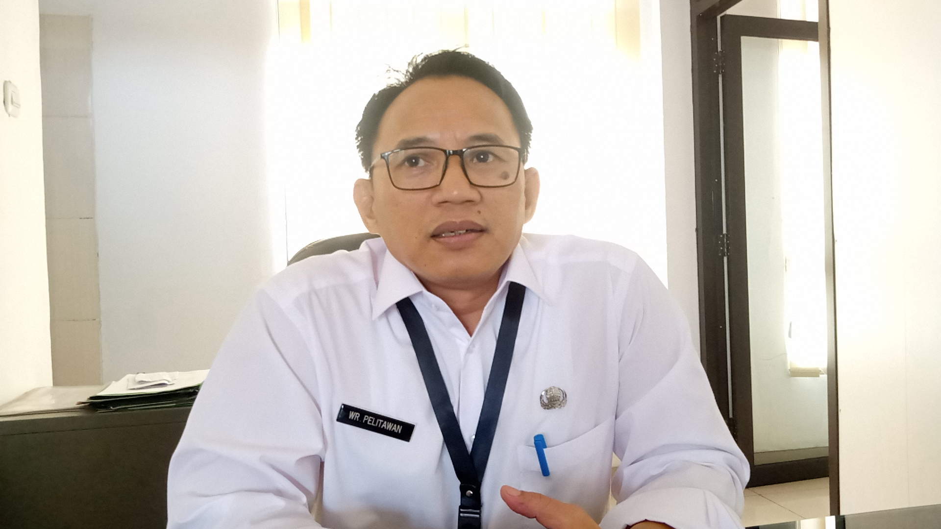 Bantuan Beras Mutu Kurang Bagus, Plt Camat Leuwiliang: Harusnya yang Layak Karena untuk Dikonsumsi Bantuan Beras Mutu Kurang Bagus, Plt Camat Leuwiliang: Harusnya yang Layak Karena untuk Dikonsumsi
