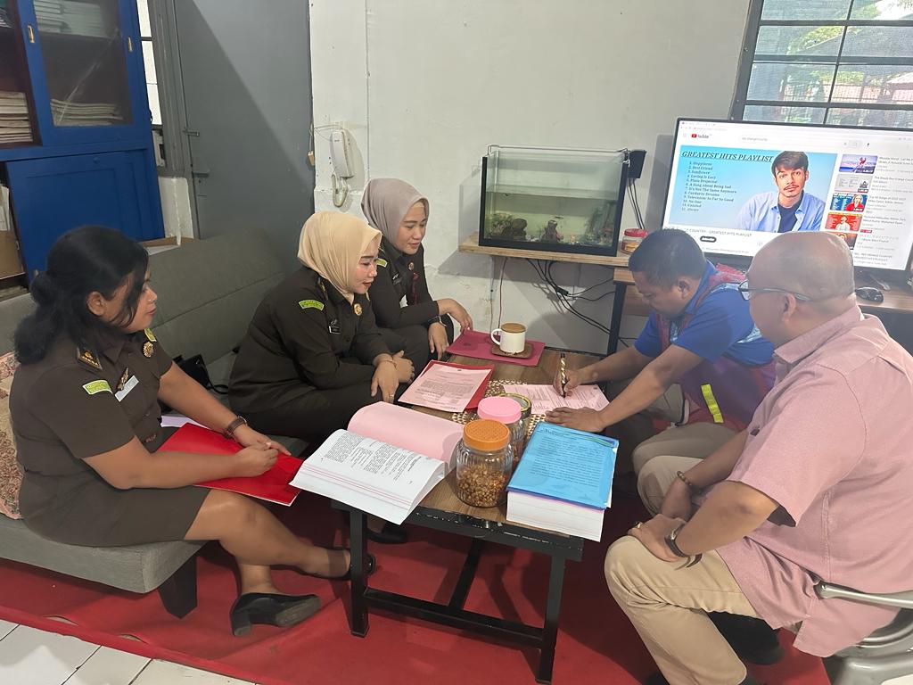 IMG-20230614-WA0023 Penyerahan Tersangka dan Barang Bukti Kepada TPU Kejati Sulsel oleh Penyidik Pidsus Kejati Sulsel