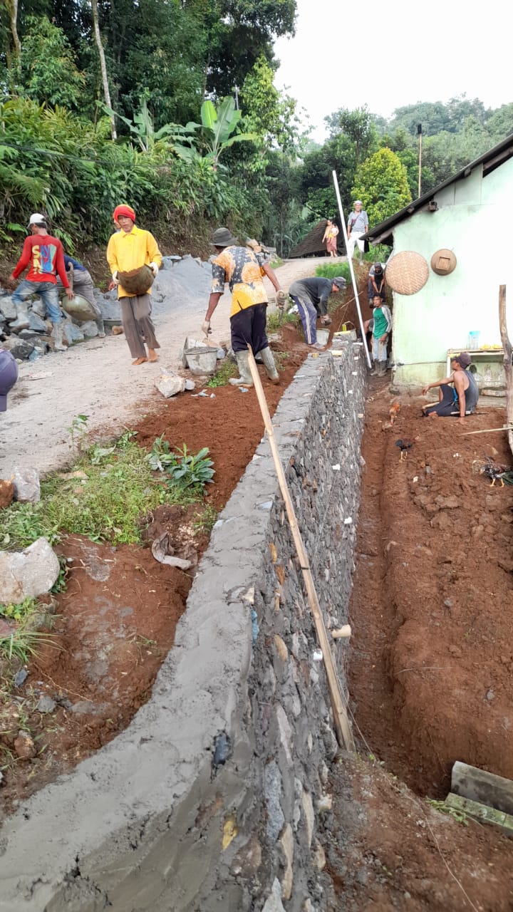 Serap Dana Desa, Pemdes Karyasari bangunkan TPT Serap Dana Desa, Pemdes Karyasari bangunkan TPT