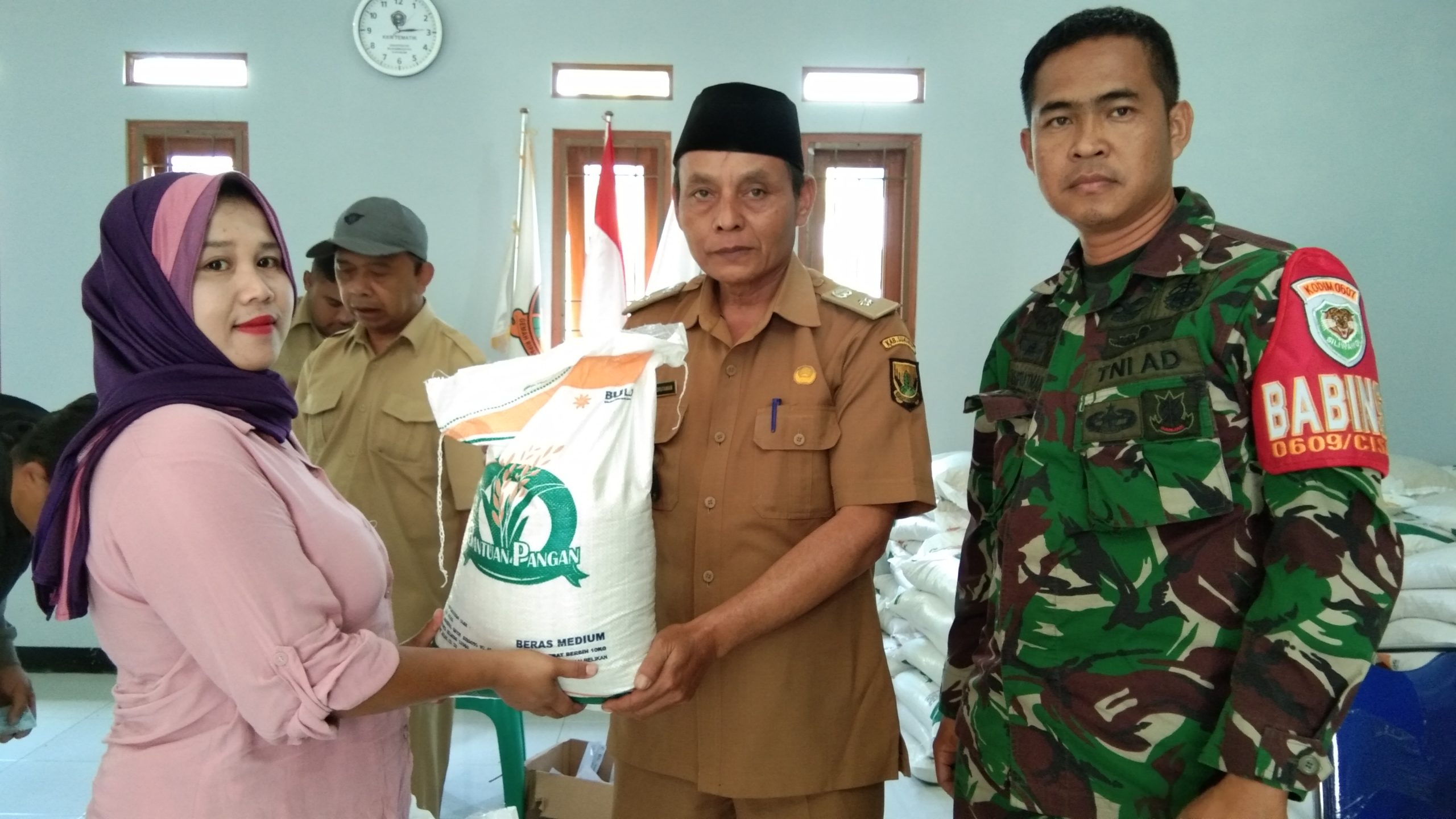 Penyaluran Bantuan beras 10 Kg. Pemdes Gede Pangrango Salurkan 8050 Kg Beras