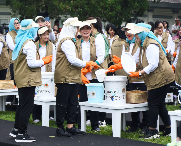 Oase Kabinet dan KLHK Ajak Masyarakat Kelola Sampah Organik Menjadi Kompos