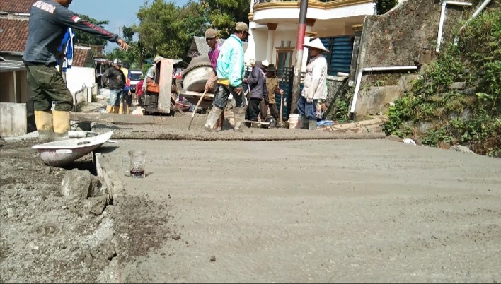 Jalan Desa Cipetir Di Bangun, Tim Pelaksana Kegiatan Desa Tak Pasangi Papan Nama