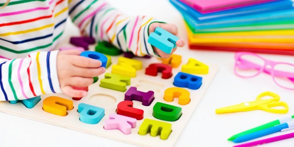 Mengenalkan Huruf Adalah Salah Satu Langkah Paling Penting dalam Perkembangan Anak