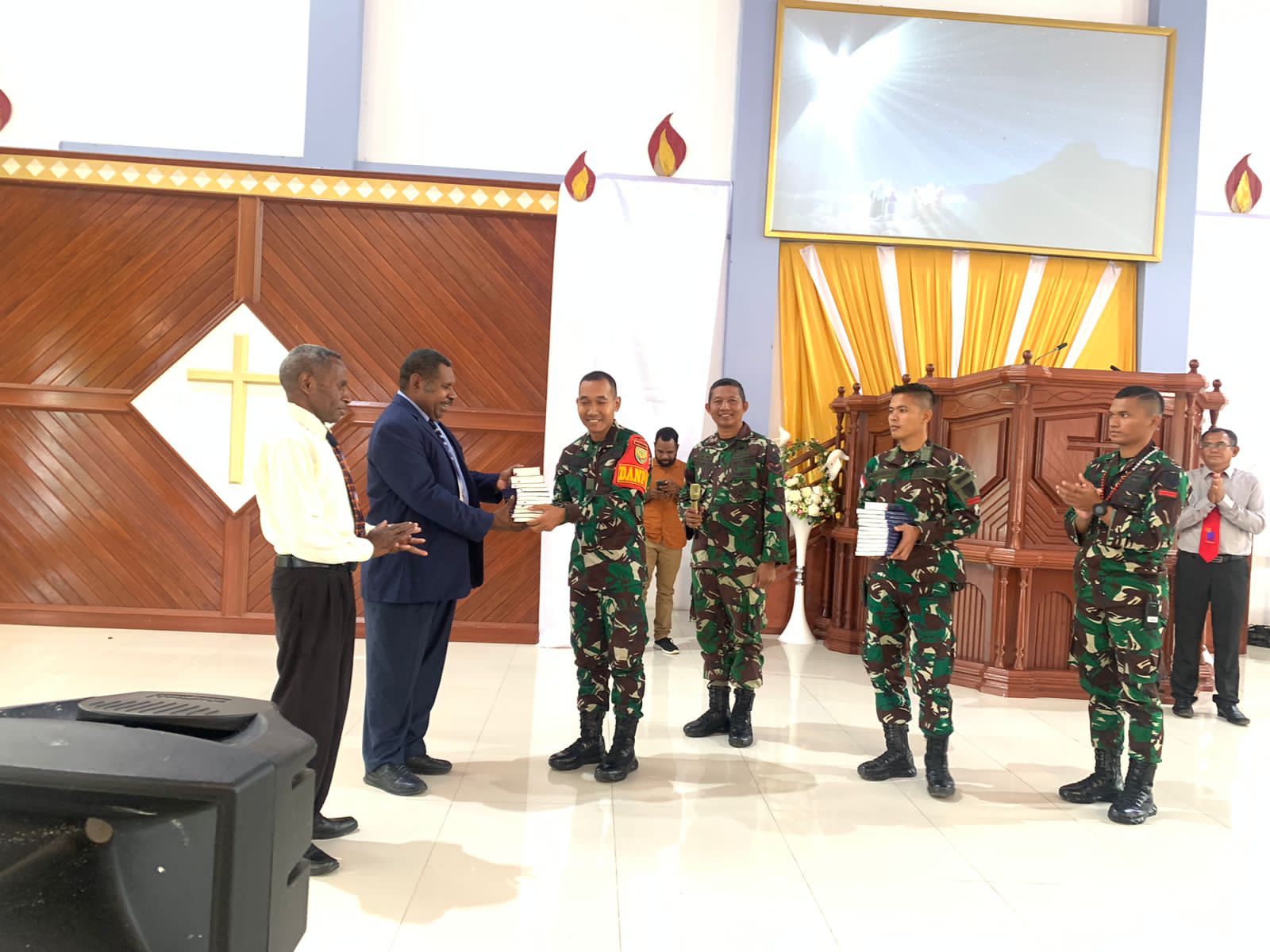 Satgas Yonif Raider 200/BN Bagikan Alkitab di Gereja Injil Indonesia Kobagma