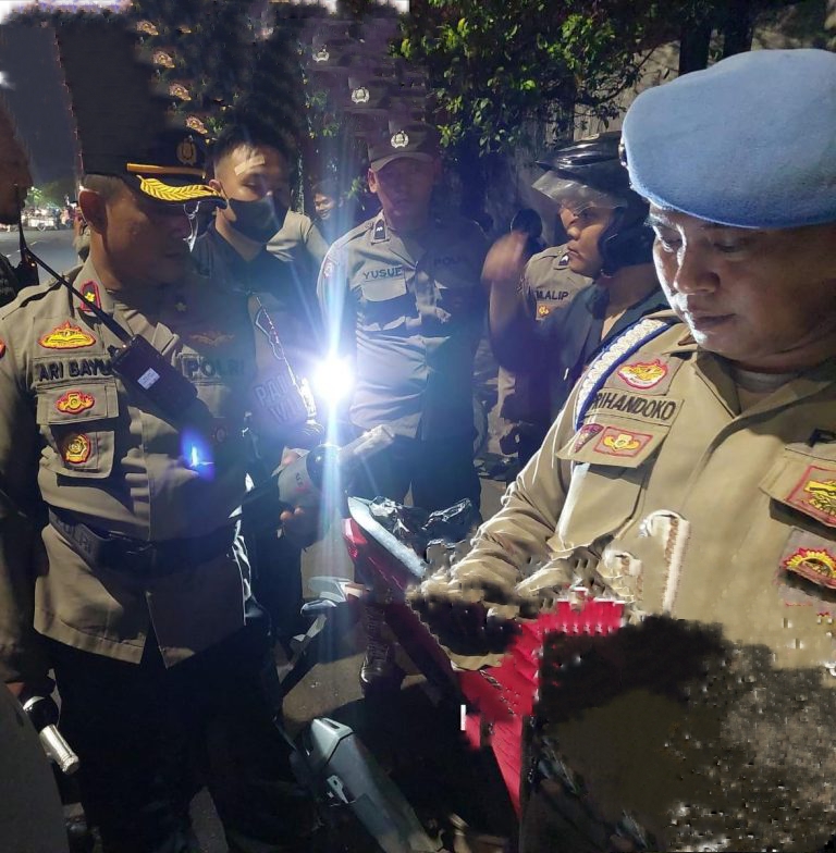 Polsek Tambaksari Menggelar Penyekatan Untuk Mengantisipasi Warga Baru PSHT Di 3 Titik Lokasi