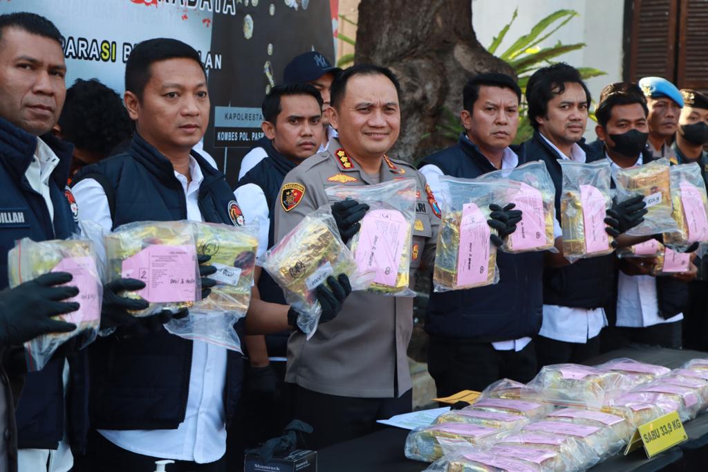 Polrestabes Surabaya Ungkap Kasus Peredaran Narkoba Antar Lintas Luar Jawa Dalam Bentuk Dibungkus Kemasan Teh Cina