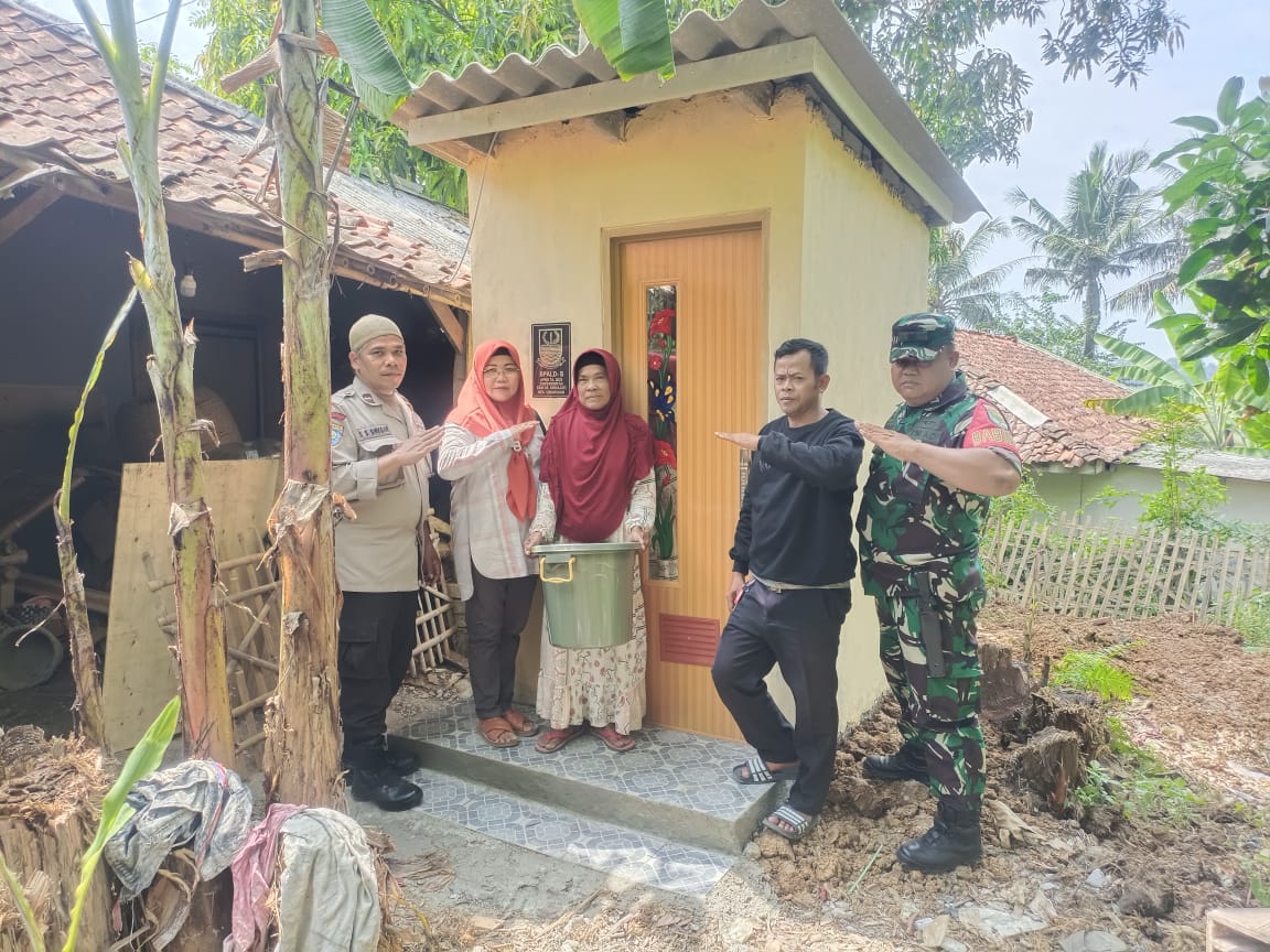 Program Bantuan SPALD-S Sangat Membantu Warga Sirnajati Yang Tidak Mempunyai MCK Program Bantuan SPALD-S Sangat Membantu Warga Sirnajati Yang Tidak Mempunyai MCK