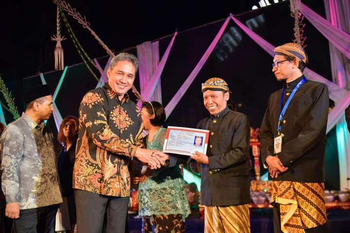 Percepat Layanan Publik bagi Penghayat Kepercayaan, Kemendikbudristek Serahkan KTP