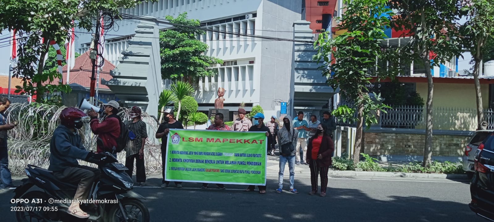 Demo Puluhan Wali Murid Dan LSM di Depan Kantor Dinas Pendidikan Surabaya