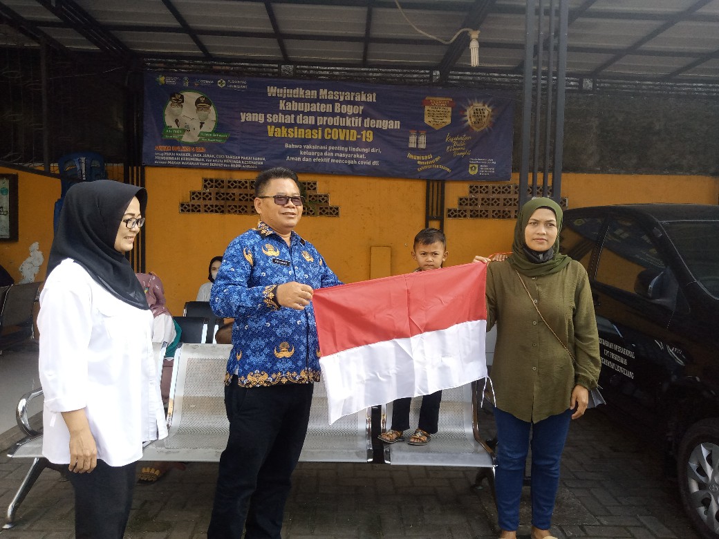 Membangkitkan Semangat Nasionalisme, Forkopimcam Leuwiliang Bagikan Bendera