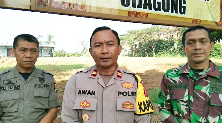 Giat Bersih Peduli Lingkungan Jajaran Polsek Kadudampit, TNI dan Warga Sekitar Sapu Jalan