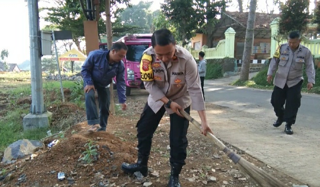 Giat Bersih Peduli Lingkungan Jajaran Polsek Kadudampit, TNI dan Warga Sekitar Sapu Jalan