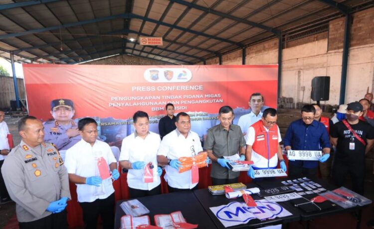 Bareskrim Polri Bersama Polda Jatim Ungkap Kasus Penyalahgunaan Solar Bersubsidi Bareskrim Polri Bersama Polda Jatim Ungkap Kasus Penyalahgunaan Solar Bersubsidi