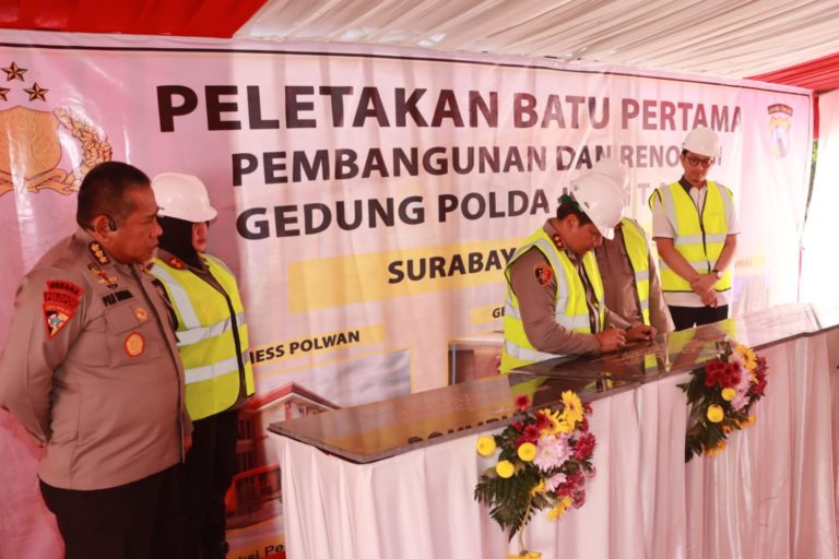 Kapolda Jatim Memimpin Upacara Peletakan Batu Pertama Pembangunan Asrama Polwan