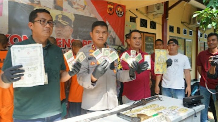 Polres Sukabumi Bekuk 2 Orang Tersangka Pidana Jual Beli Uang Palsu