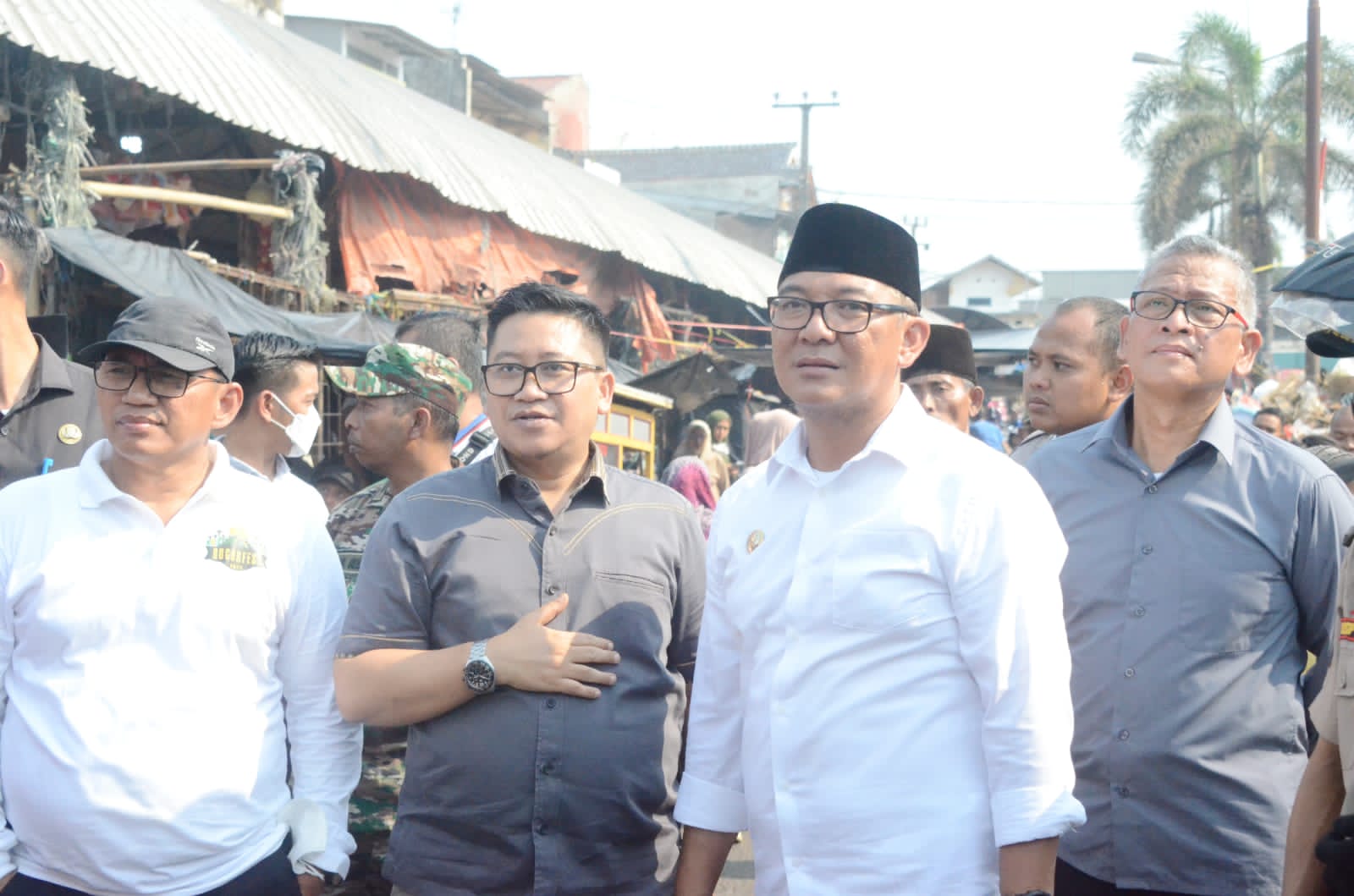 Pasca Kebakaran, Plt Camat Leuwiliang Dampingi Bupati yang Lakukan Kunjungan ke Pasar Leuwiliang