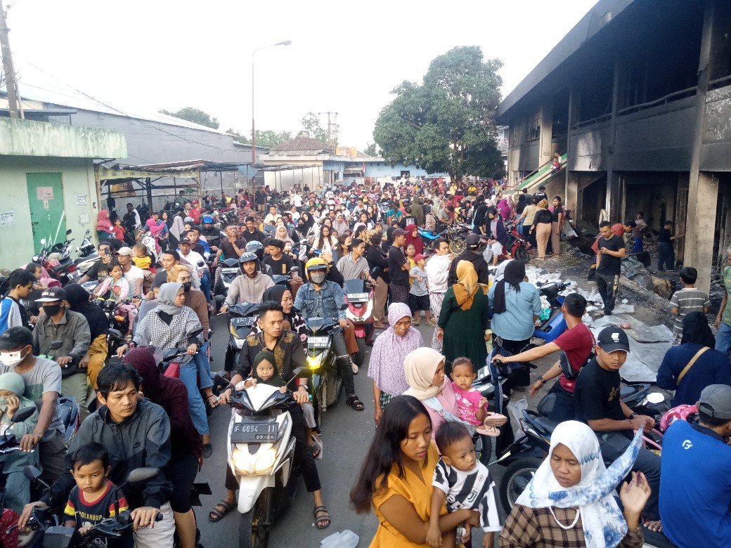 Menjelang Sore Pasca Kebakaran, Warga Padati Pasar Leuwiliang Untuk Berswafoto dan Memungut Sisa Sisa Barang