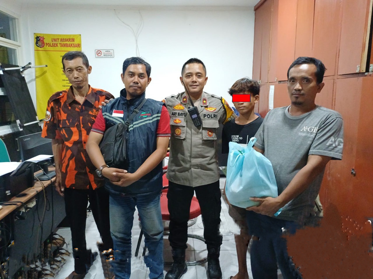 Polsek Tambaksari Mengamankan Pelaku Pencurian Bahan Pokok Sembako Masih Di Bawah Umur, Dan Berhasil Di Restorative Justice Polsek Tambaksari Mengamankan Pelaku Pencurian Bahan Pokok Sembako Masih Di Bawah Umur, Dan Berhasil Di Restorative Justice