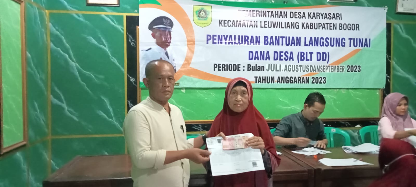 Pemdes Karyasari salurkan BLT-DD tahap III berjalan dengan lancar