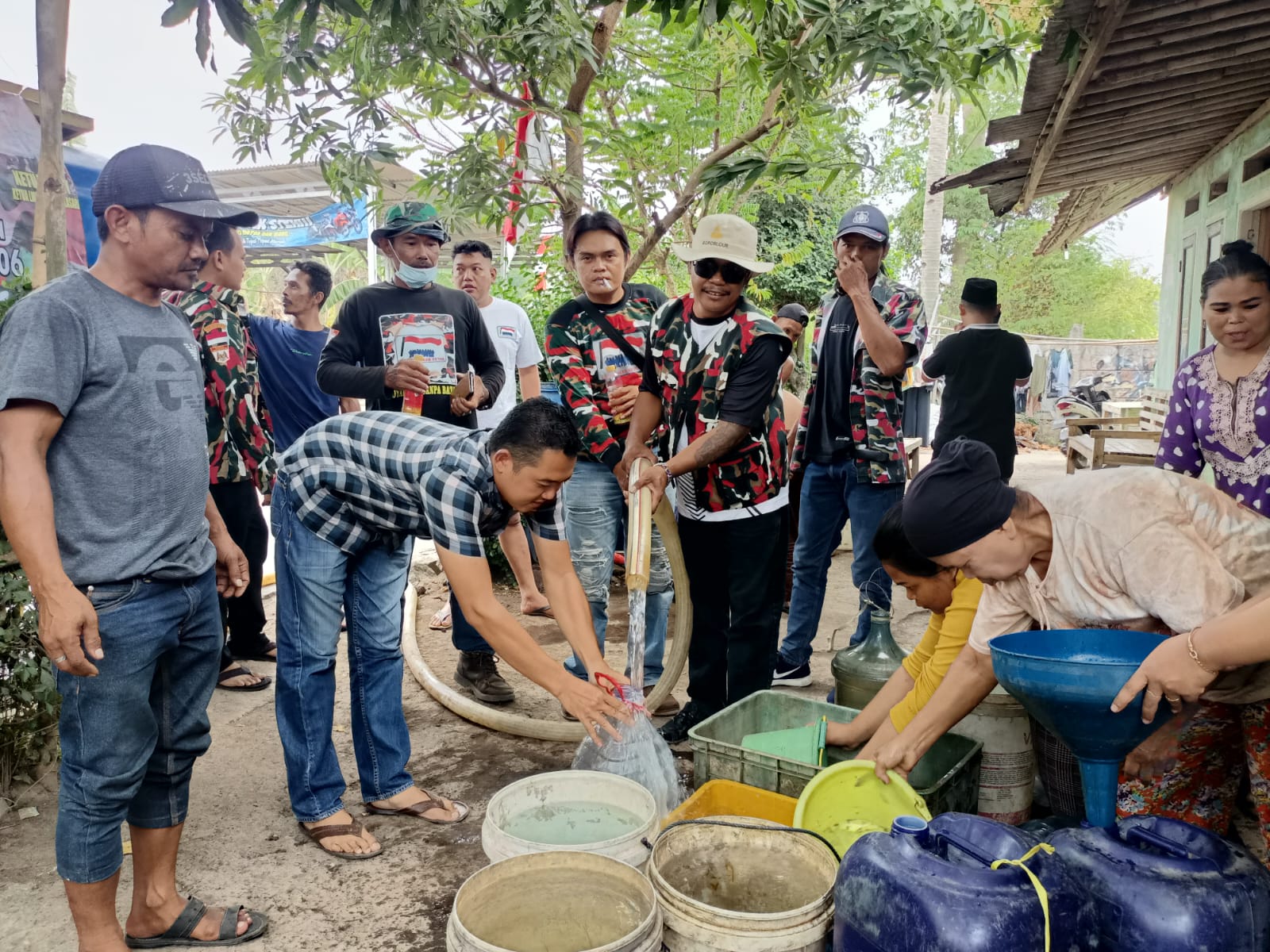 Ketua MAC LMP Serang Baru Beserta Jajarannya Salurkan Bantuan Air Bersih di Kp. Babakan Desa Sukasari