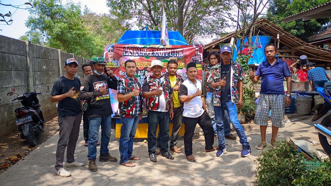 Ketua MAC LMP Serang Baru Beserta Jajarannya Salurkan Bantuan Air Bersih di Kp. Babakan Desa Sukasari