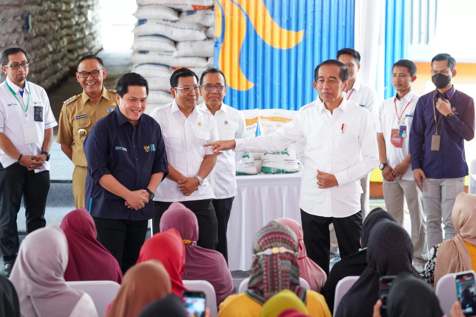 Dampingi Presiden Jokowi Cek Gudang Bulog, Erick Thohir Meminta BUMN Optimalkan Program Bantuan Pangan