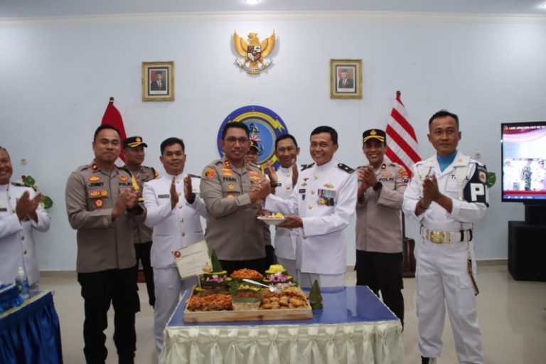 Kapolres Bangkalan Memberikan Kejutan Meriah Memperingati HUT TNl AL Ke- 78 Untuk Lanal Batuporon