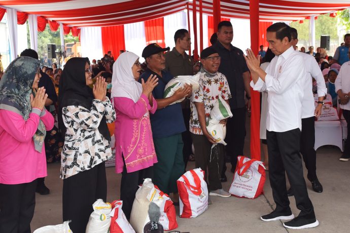 Presiden Jokowi Tinjau Ketersediaan Stok Beras di Gudang Bulog Dramaga Bogor
