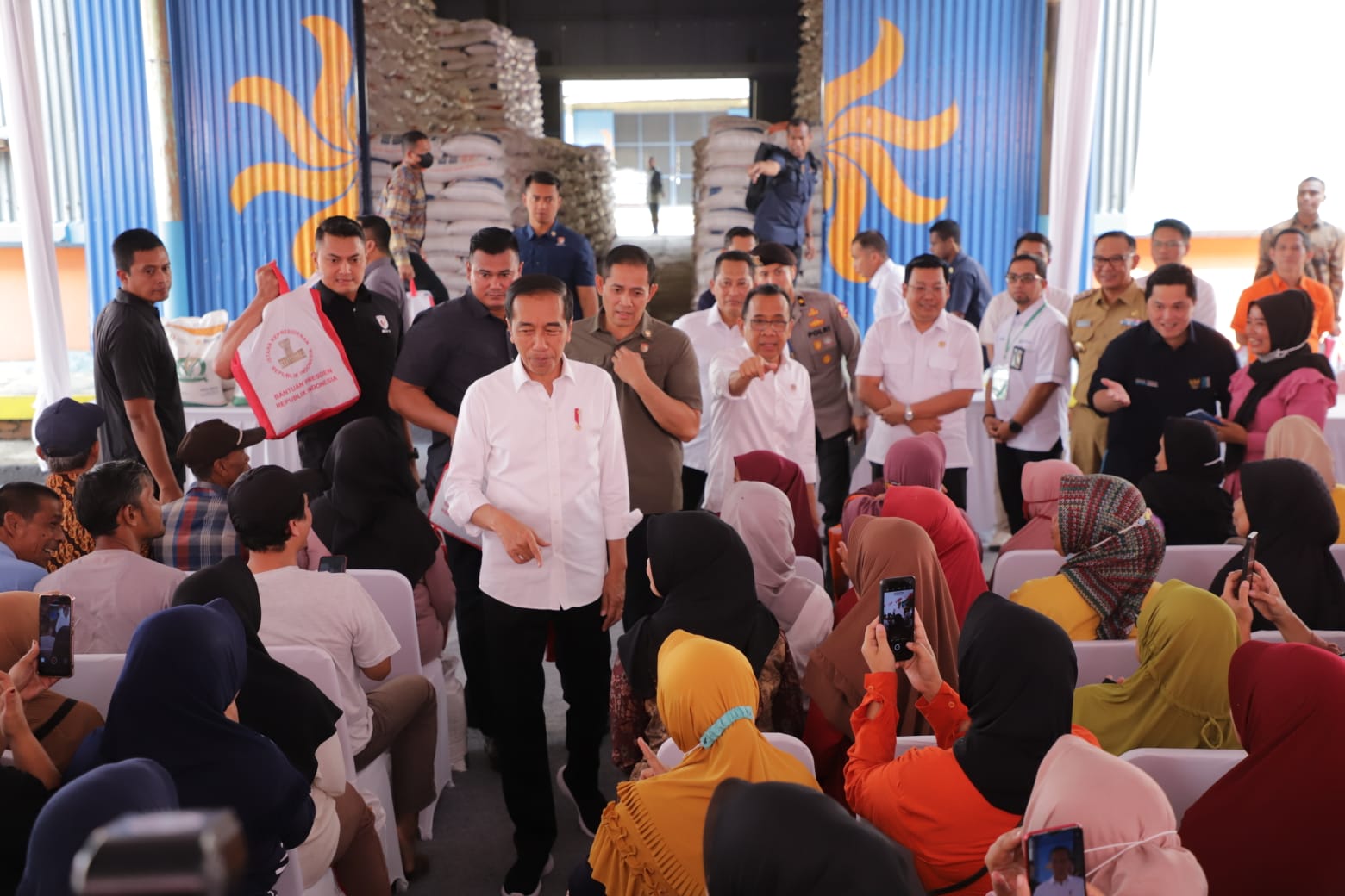 Bupati Iwan Setiawan Dampingi Presiden RI Pantau Persediaan Beras di Gudang BULOG Bupati Iwan Setiawan Dampingi Presiden RI Pantau Persediaan Beras di Gudang BULOG