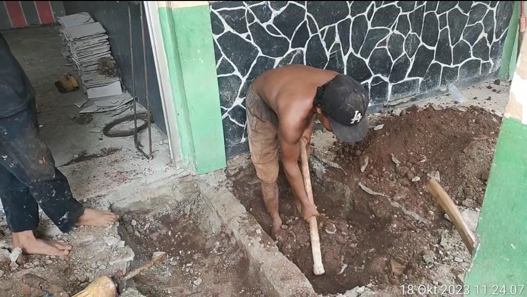 Proyek Renovasi SMP Negeri 1 Jonggol Diduga Tidak ada Papan Informasi Kegiatan, Mandor Tidak Tahu Nama Perusahaannya