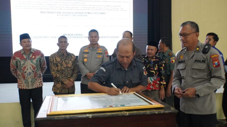 Kapolresta Sidoarjo Menggelar Kegiatan Penandatangan Deklarasi Damai untuk Pemilu 2024 Kapolresta Sidoarjo Menggelar Kegiatan Penandatangan Deklarasi Damai untuk Pemilu 2024