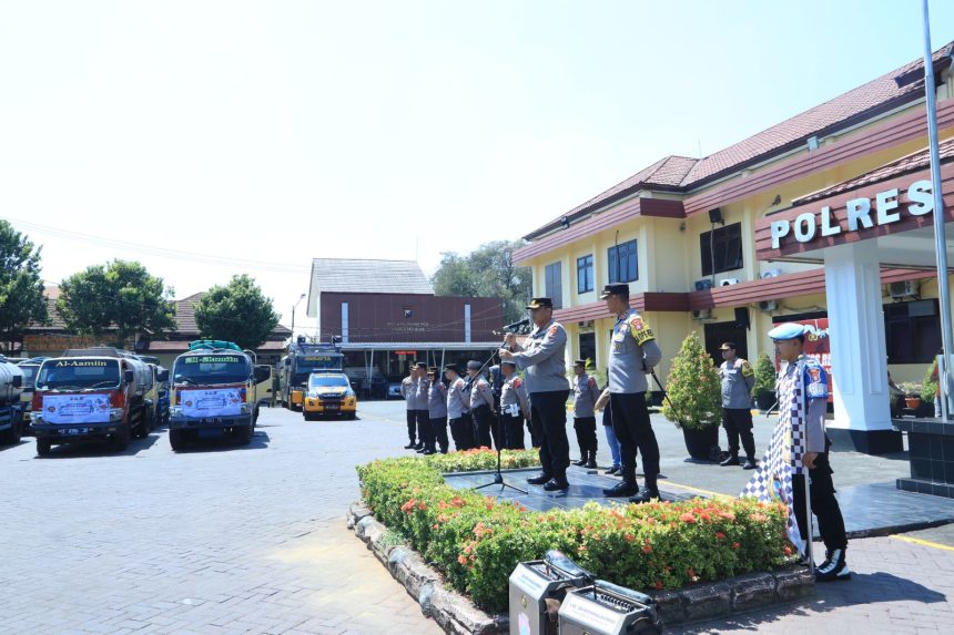 alam Rangka HUT Divisi Humas Mabes Polri, Ke - 72 Dan Bidang Humas Polda Jatim Beserta Jajaran Menyalurkan 624 Ribu Liter Air Bersih Buat Warga