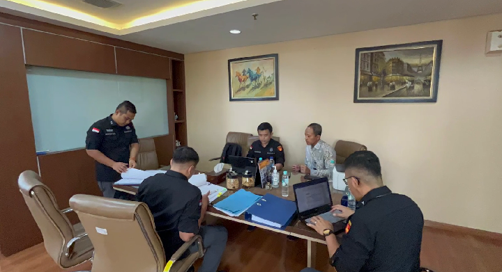 Tim Penyidik Melakukan Penggeledahan dan Penyitaan di 2 Tempat terkait Perkara Impor Gula Tim Penyidik Melakukan Penggeledahan dan Penyitaan di 2 Tempat terkait Perkara Impor Gula