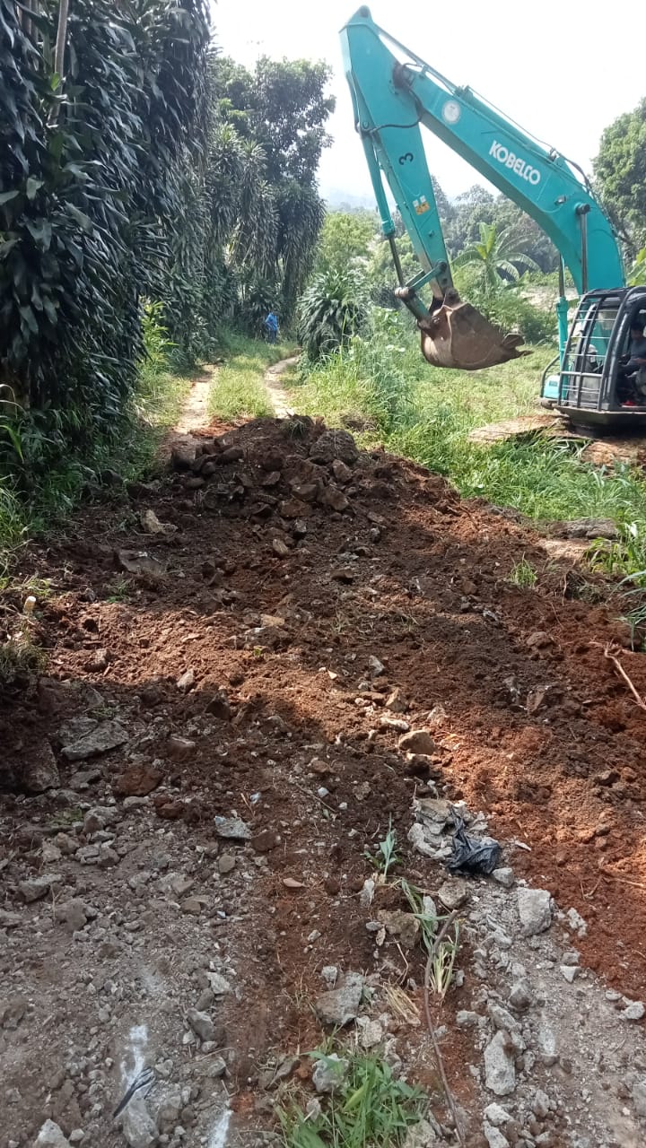 Jalan Penghubung Tiga Kampung di Desa Cibanon di Rusak oleh PT.SUMMARECON Jalan Penghubung Tiga Kampung di Desa Cibanon di Rusak oleh PT.SUMMARECON