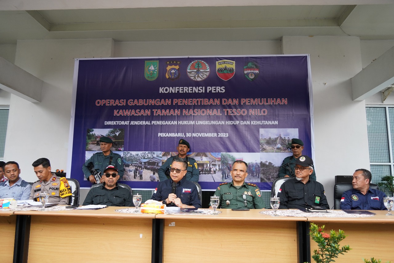 KLHK Gelar Operasi Gabungan Tindak Pelaku Perambahan dan Perusakan Taman Nasional Tesso Nilo KLHK Gelar Operasi Gabungan Tindak Pelaku Perambahan dan Perusakan Taman Nasional Tesso Nilo